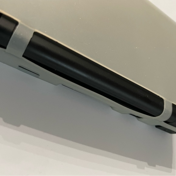 Nintendo DSi, black (includes  protective skin, stylus pen, charger, and R4i). - Picture 5 of 10